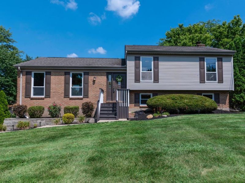 8004 Honeysuckle Lane, West Chester, OH 45069 Photo 3