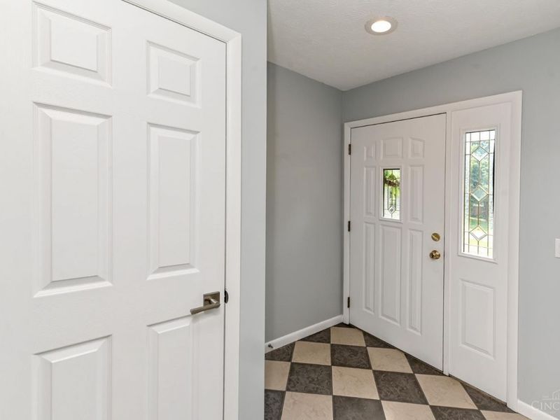 8004 Honeysuckle Lane, West Chester, OH 45069 Photo 4