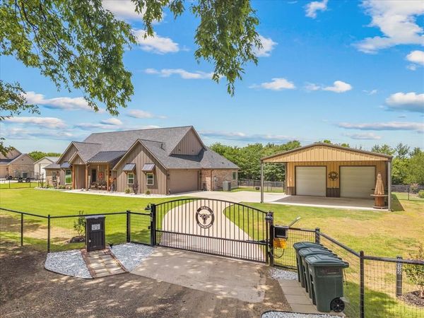 381 County Road 4945 , Leonard, TX 75452