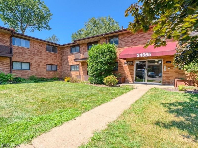 24665 Clareshire Drive, North Olmsted, OH 44070 Photo 2