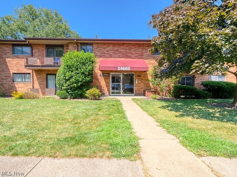 24665 Clareshire Drive, North Olmsted, OH 44070 Photo 3