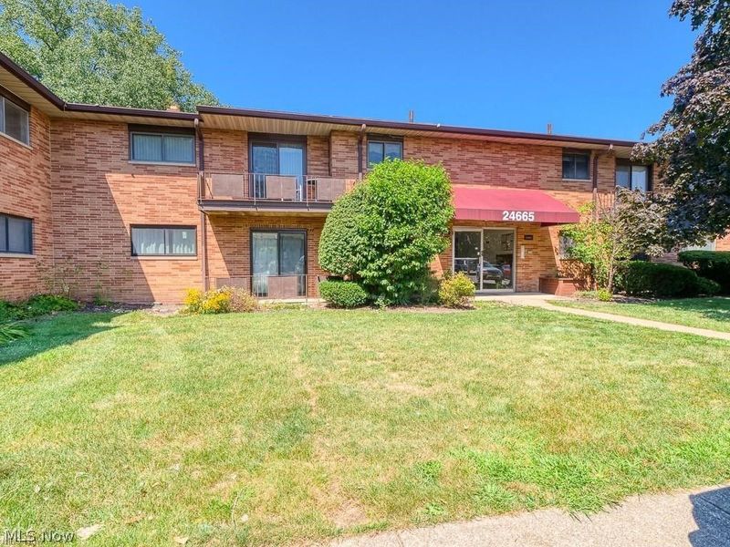24665 Clareshire Drive, North Olmsted, OH 44070 Photo 4