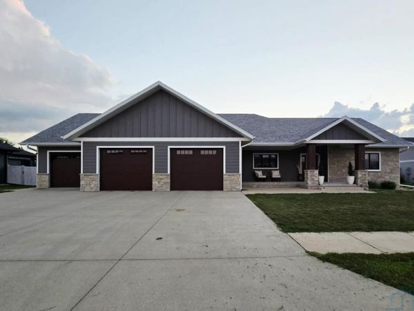 530 Larkspur Way, Sheldon, IA 51201