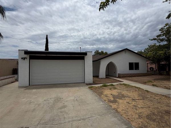 527 W 10th , Perris, CA 92570