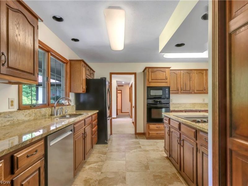 11785 Arbor Glen Drive, Chardon, OH 44024 Photo 2