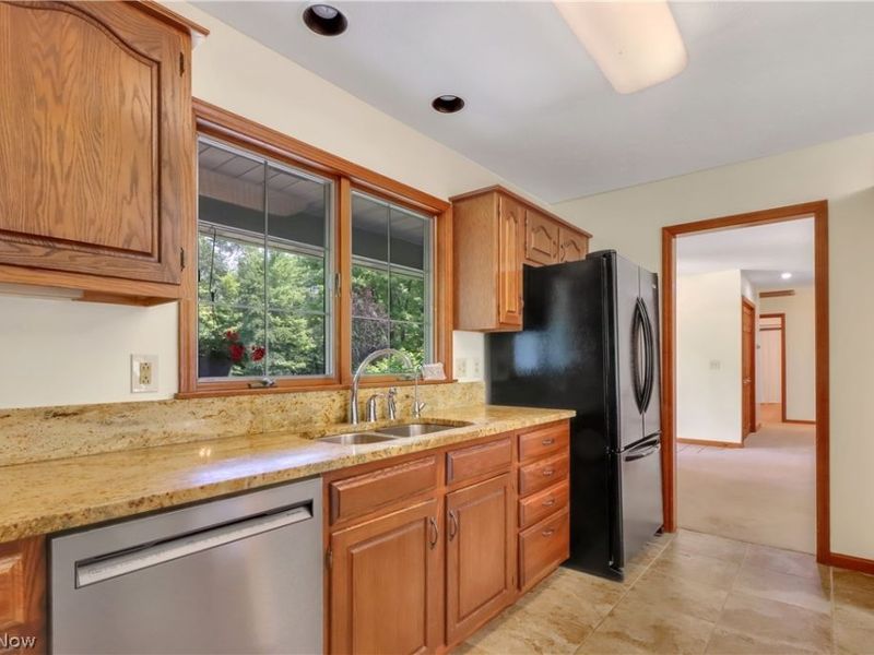 11785 Arbor Glen Drive, Chardon, OH 44024 Photo 3