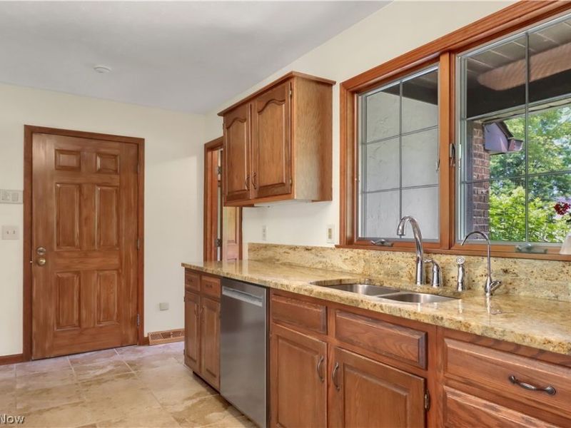 11785 Arbor Glen Drive, Chardon, OH 44024 Photo 4