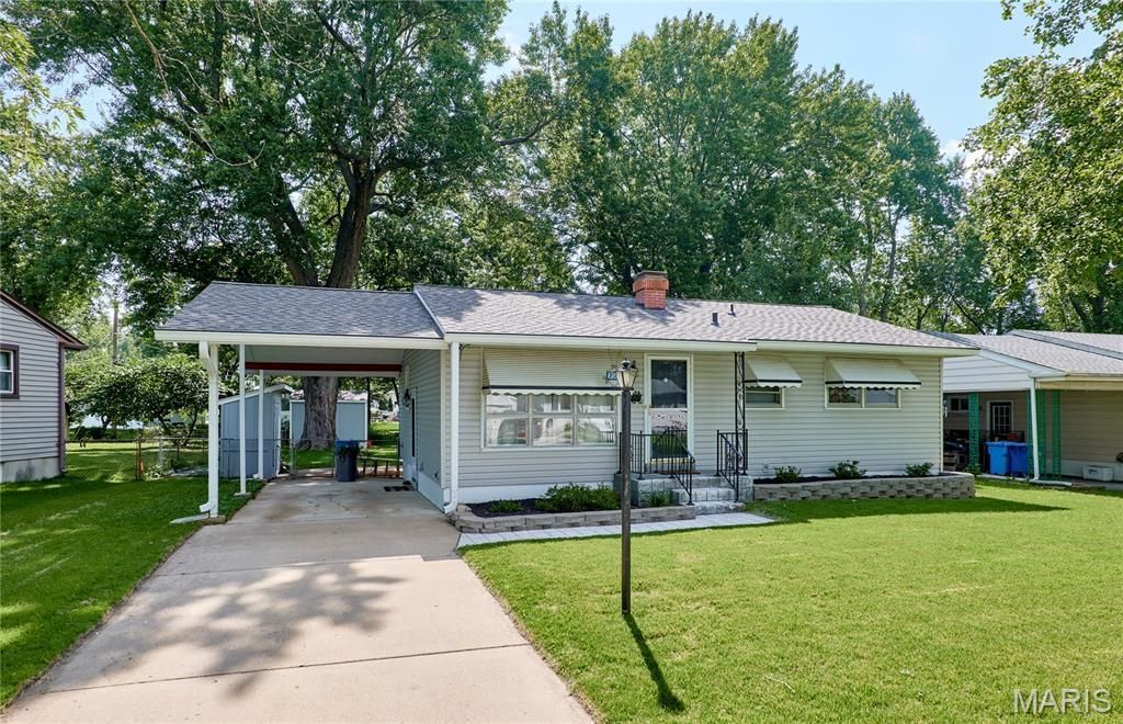 220 S Saint Jacques Street S, Florissant, MO 63031 Main Photo