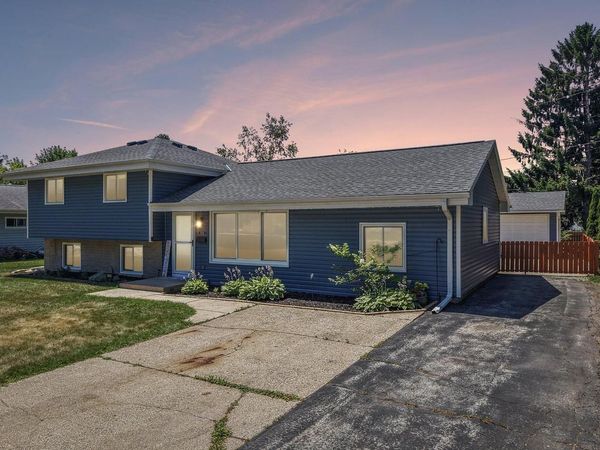 222 Millwood LANE, Waukesha, WI 53188