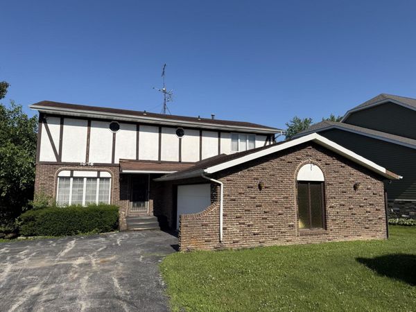 1076 Shoreline Road , Crown Point, IN 46307