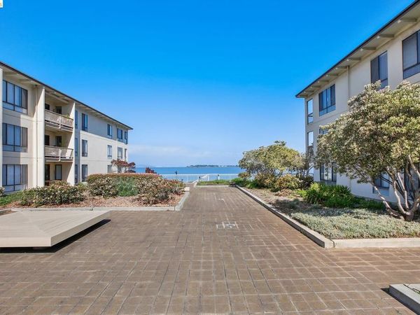 9 Commodore Dr, Unit A207, Emeryville, CA 94608