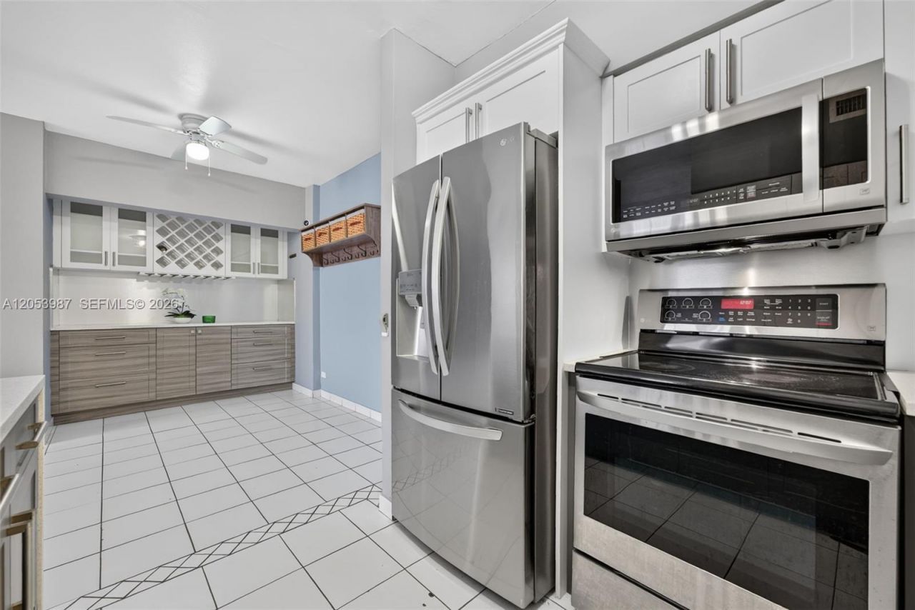 7441 Wayne Ave , Unit 8G, Miami Beach, FL 33141 Photo
