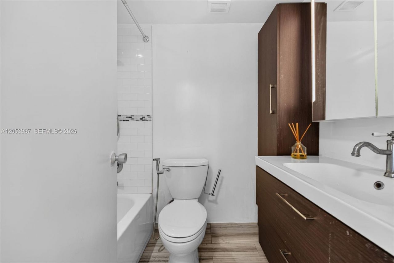 7441 Wayne Ave , Unit 8G, Miami Beach, FL 33141 Photo