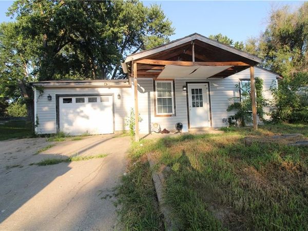 3305 S Leonard Road, St Joseph, MO 64503