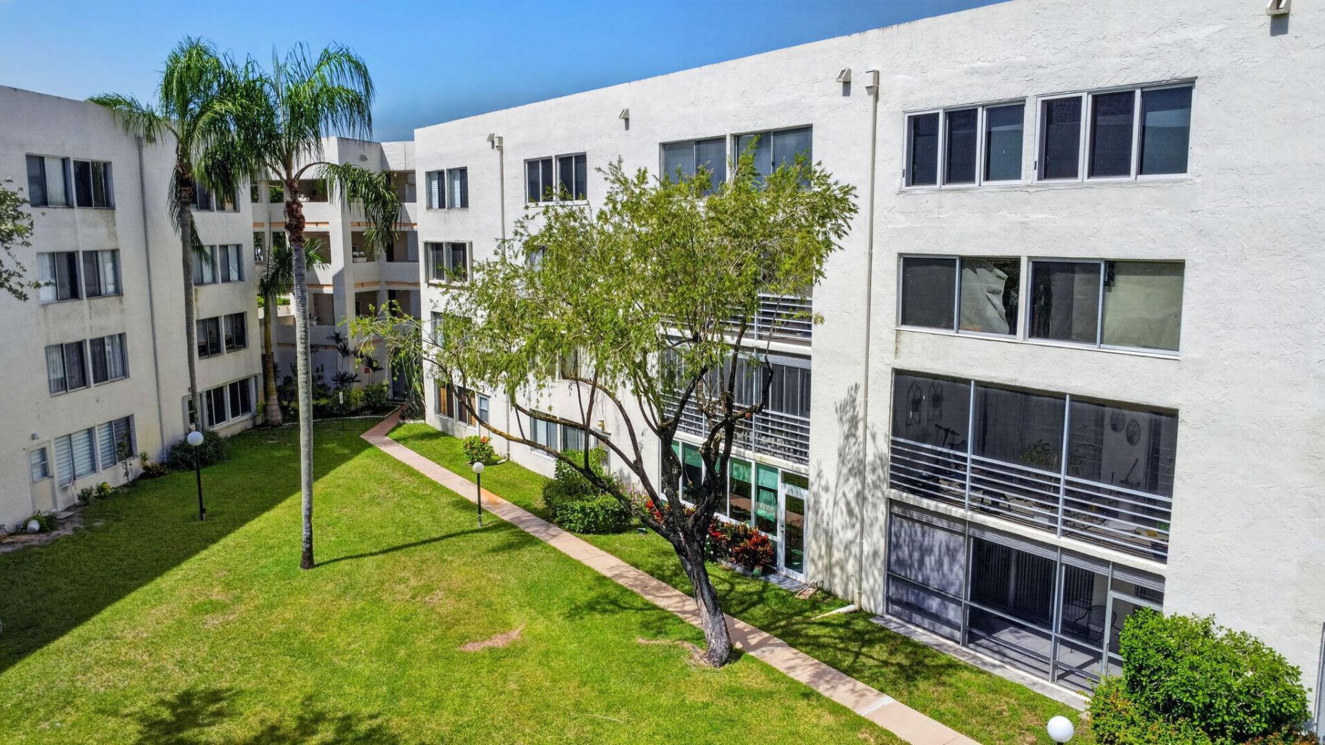 3186 Via Poinciana, Unit 114, Lake Worth, FL 33467 Photo