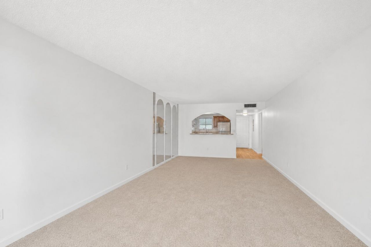 3186 Via Poinciana, Unit 114, Lake Worth, FL 33467 Photo