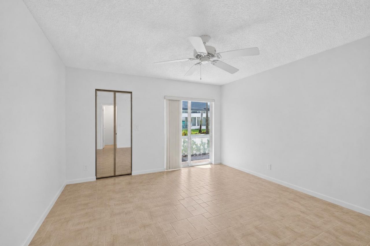 3186 Via Poinciana, Unit 114, Lake Worth, FL 33467 Photo