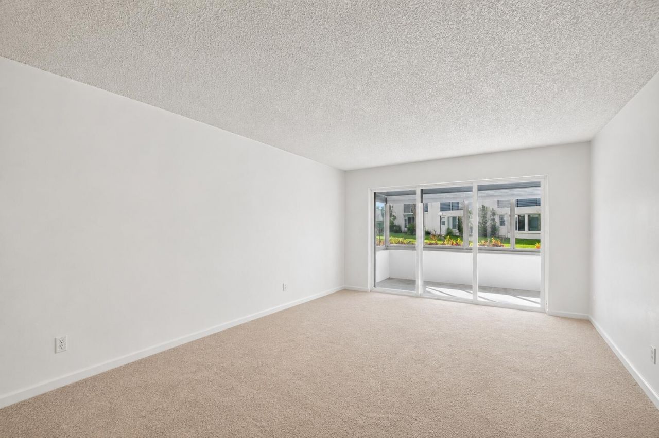 3186 Via Poinciana, Unit 114, Lake Worth, FL 33467 Photo
