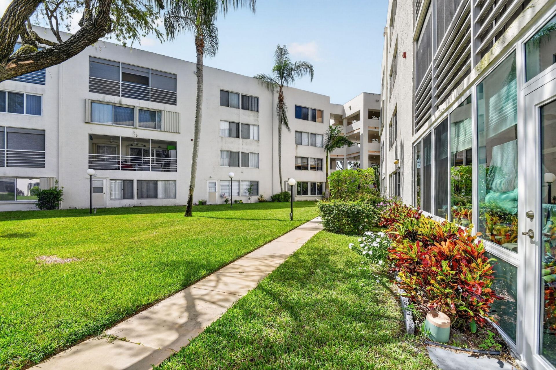3186 Via Poinciana, Unit 114, Lake Worth, FL 33467 Photo