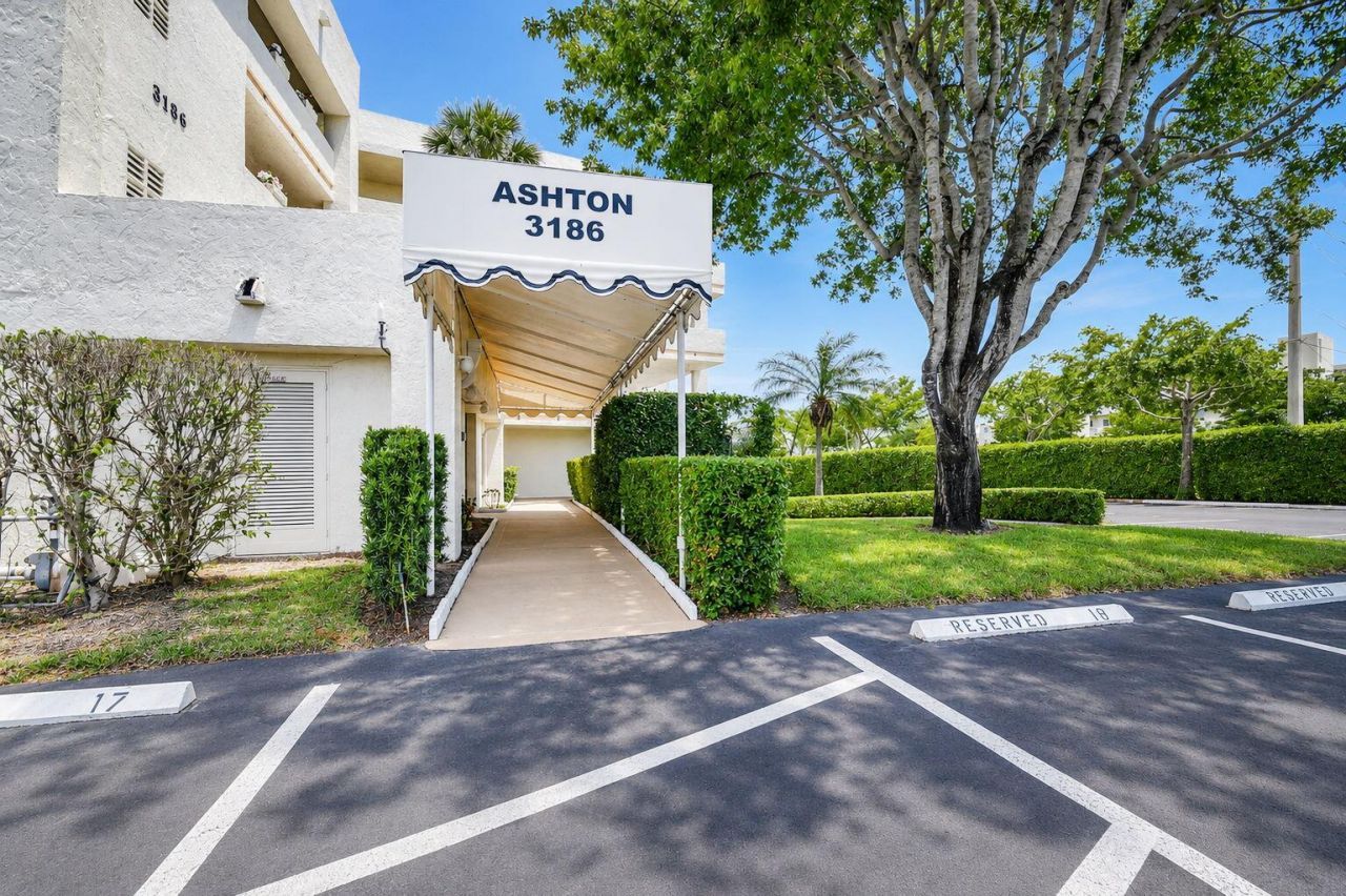 3186 Via Poinciana, Unit 114, Lake Worth, FL 33467 Photo
