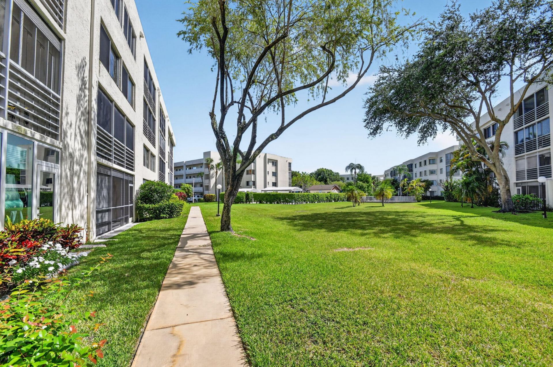 3186 Via Poinciana, Unit 114, Lake Worth, FL 33467 Photo