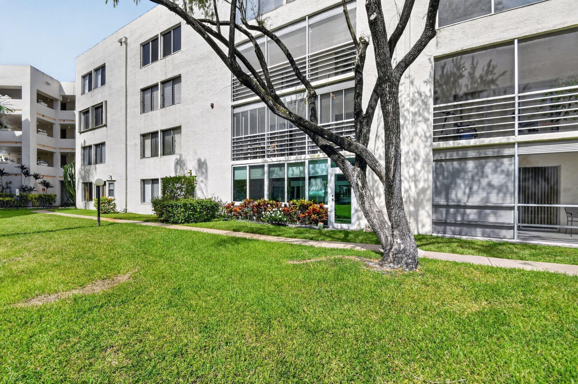 3186 Via Poinciana, Unit 114, Lake Worth, FL 33467 Photo