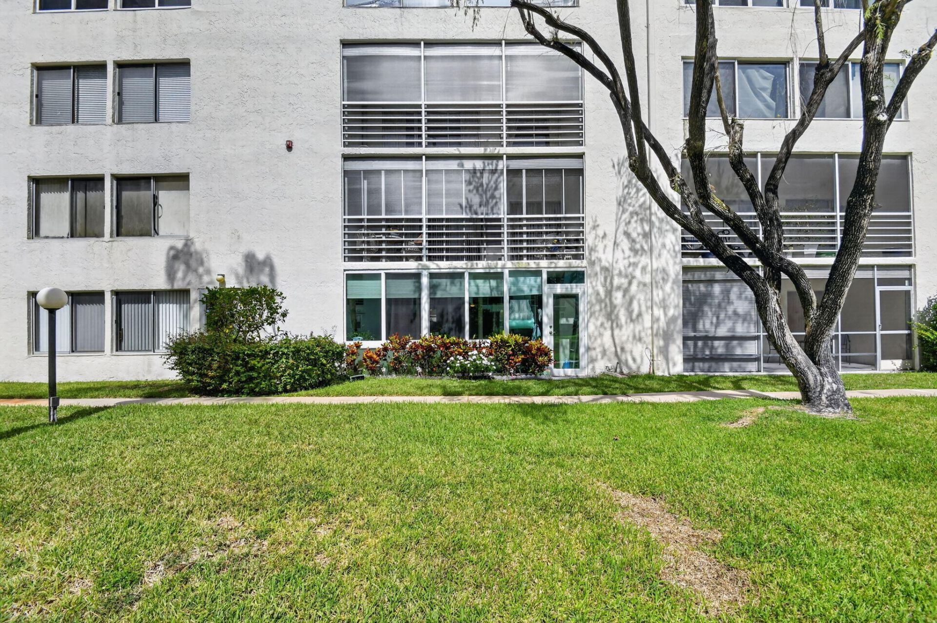 3186 Via Poinciana, Unit 114, Lake Worth, FL 33467 Photo