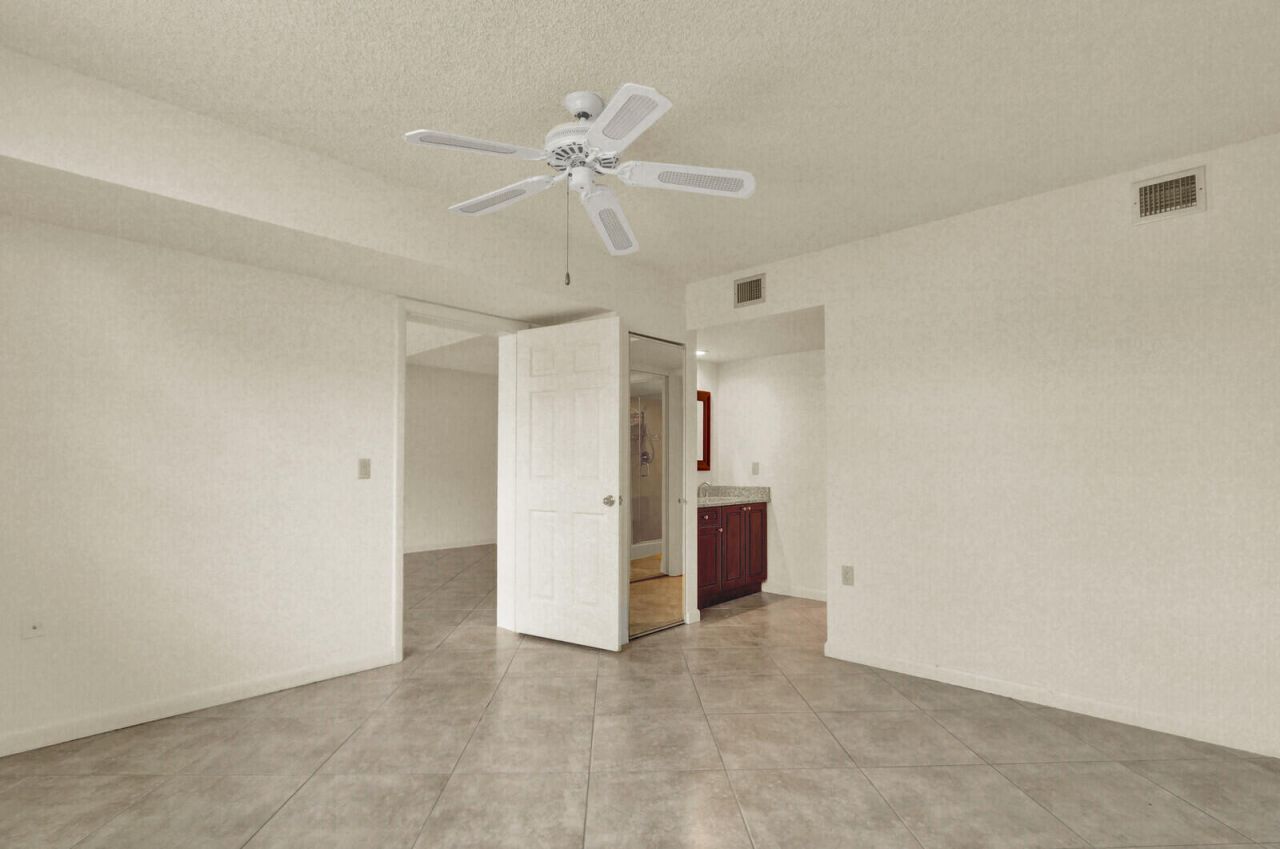 3636 Whitehall Drive, Unit 105, West Palm Beach, FL 33401 Photo