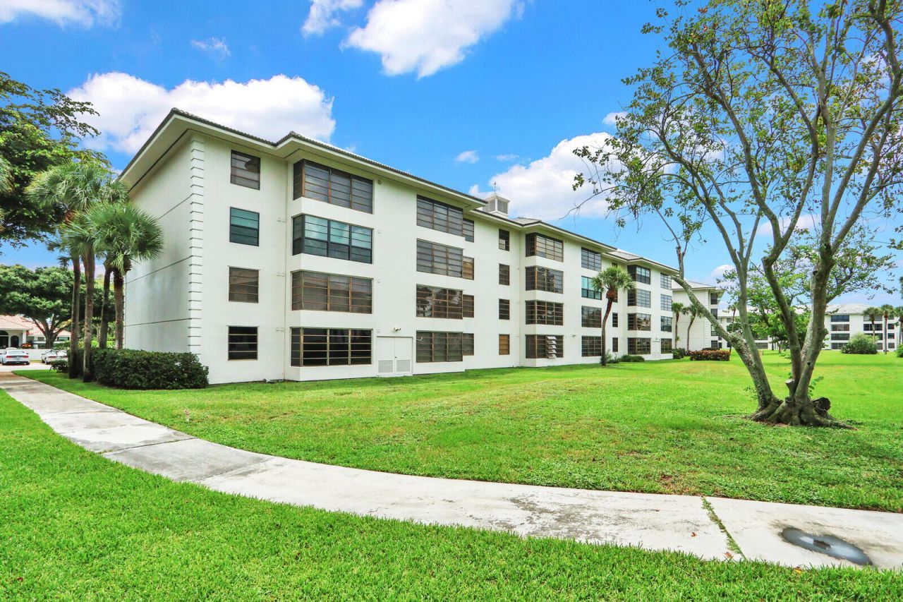 3636 Whitehall Drive, Unit 105, West Palm Beach, FL 33401 Photo