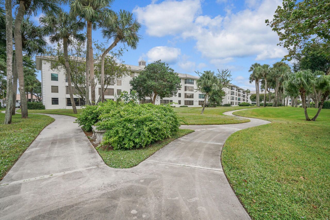 3636 Whitehall Drive, Unit 105, West Palm Beach, FL 33401 Photo