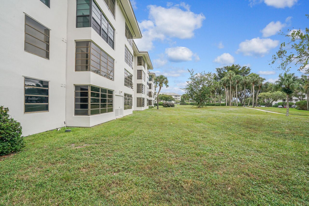 3636 Whitehall Drive, Unit 105, West Palm Beach, FL 33401 Photo