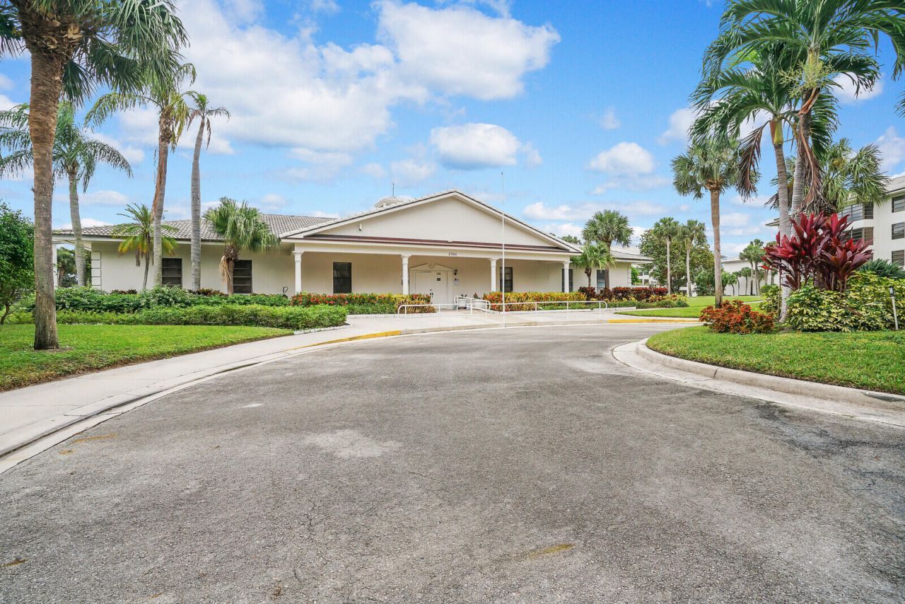 3636 Whitehall Drive, Unit 105, West Palm Beach, FL 33401 Photo