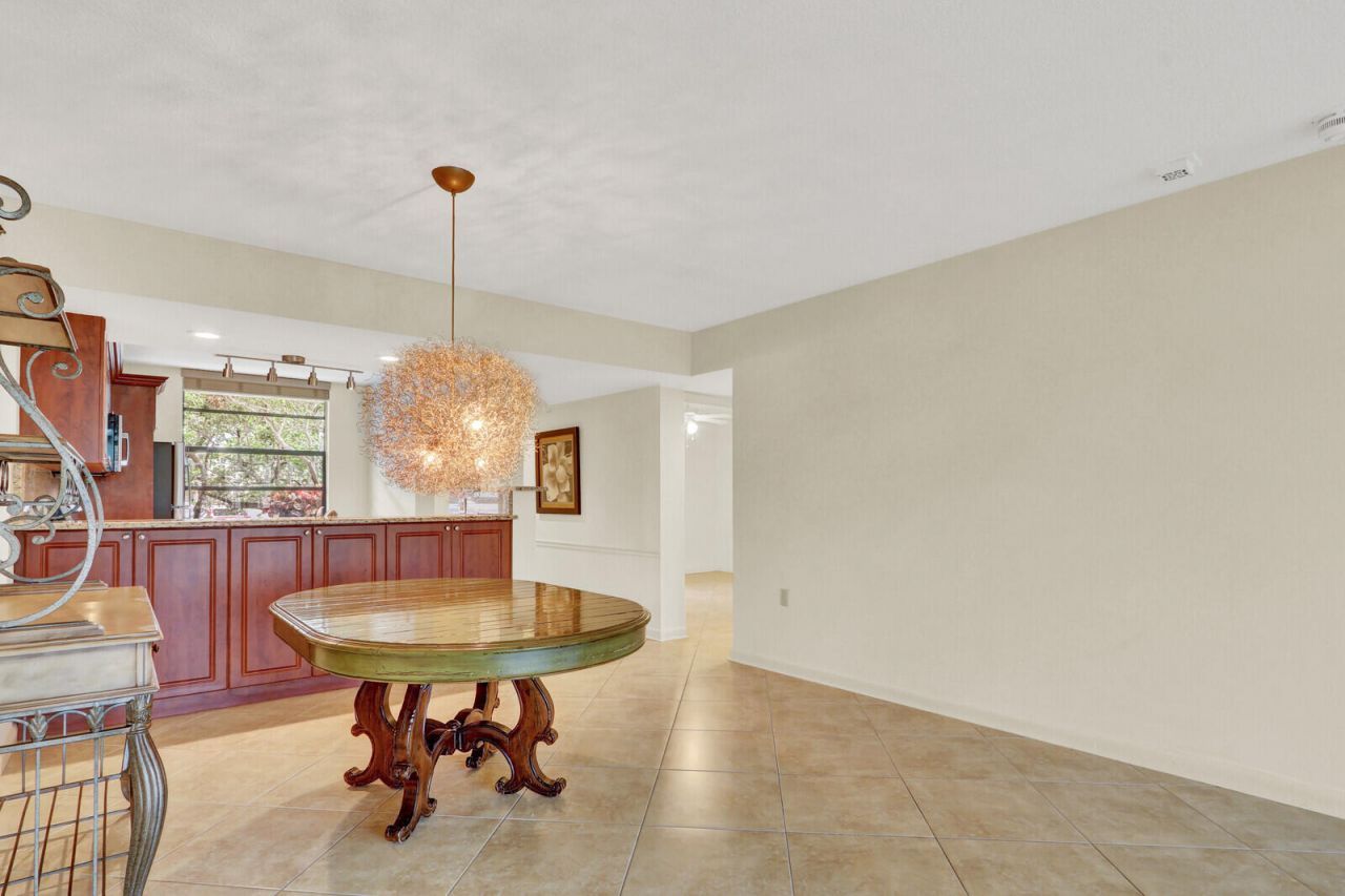 3636 Whitehall Drive, Unit 105, West Palm Beach, FL 33401 Photo