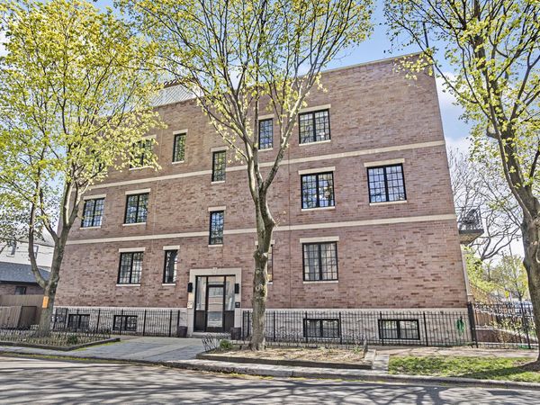 1955 W Barry Street , Unit 2W, Chicago, IL 60657