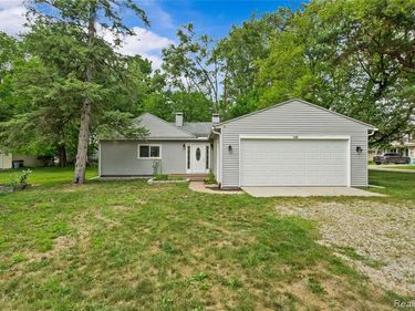 1145 Bayfield Street, Orion Twp, MI 48362