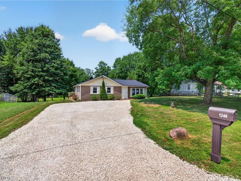 1240 Aberth Drive , Akron, OH 44320 Photo 2