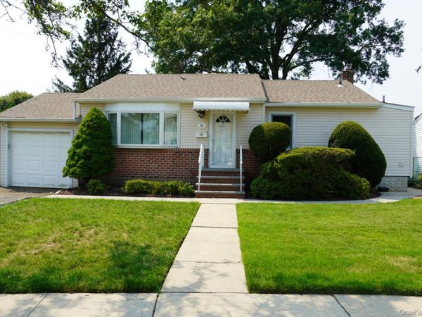 11 Linden Court , Hicksville, NY 11801