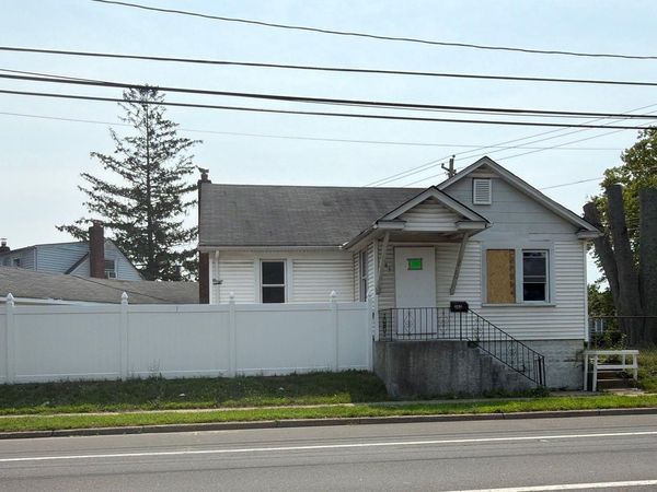 583 Straight Path , West Babylon, NY 11704
