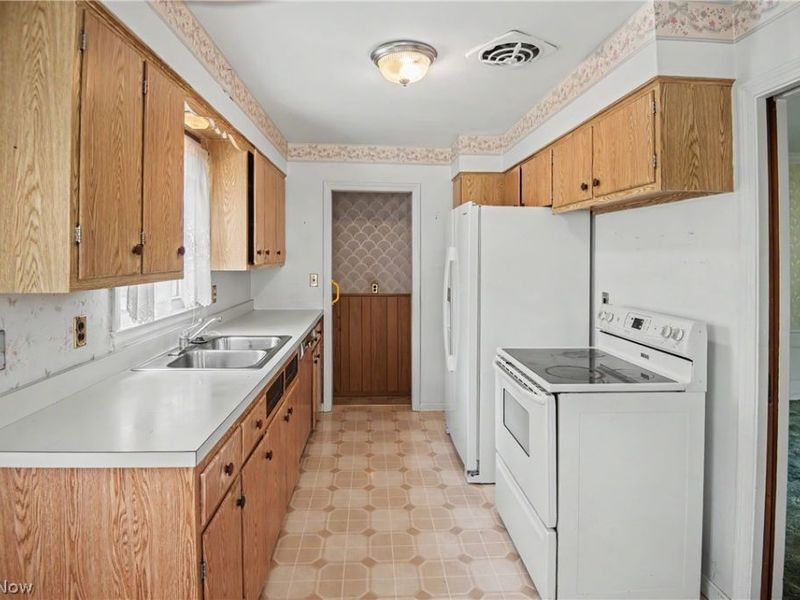 631 Adelaide Avenue NE, Warren, OH 44483 Photo 6