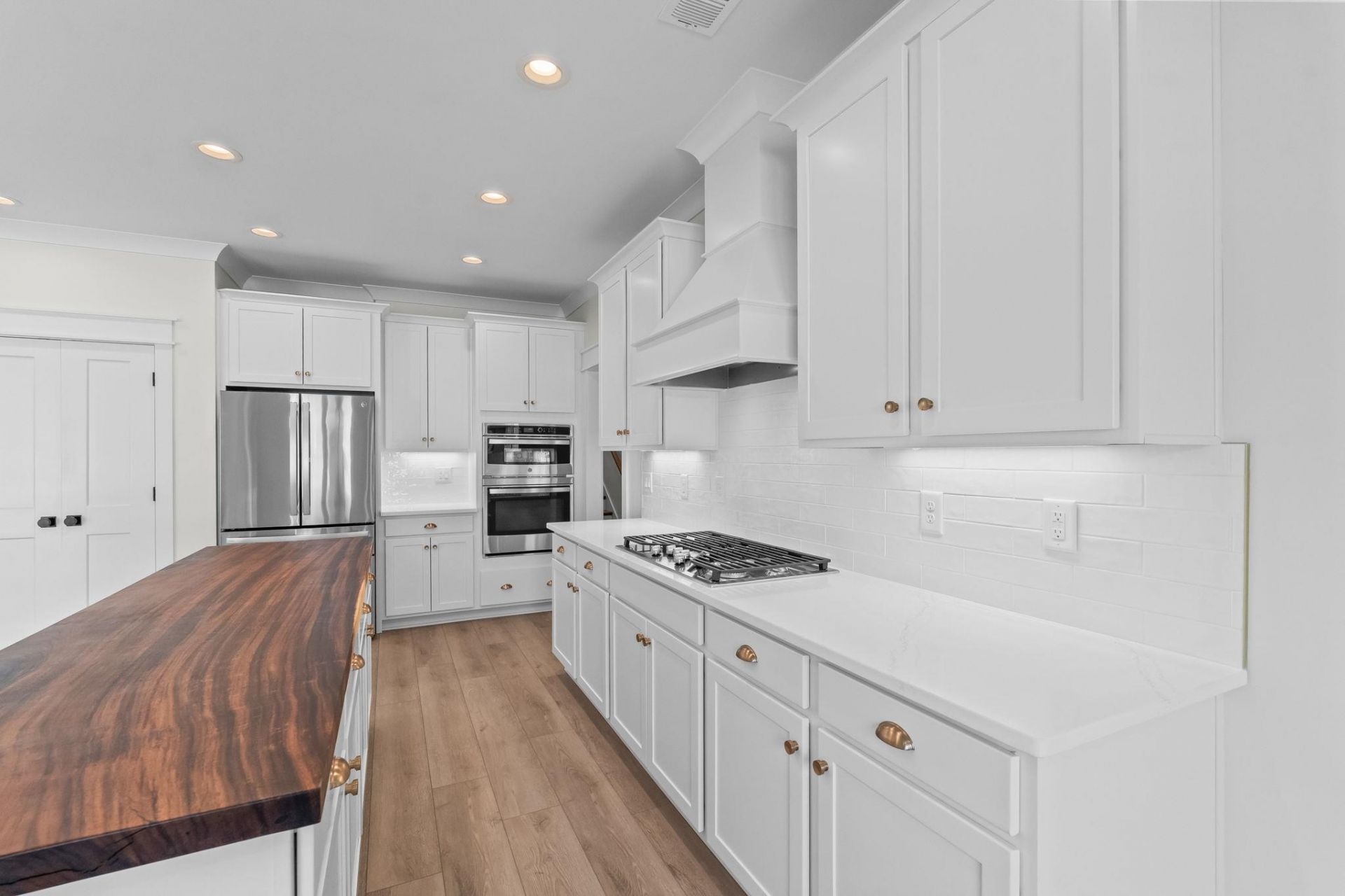 2836 Mcleod Ln.  Photo 12