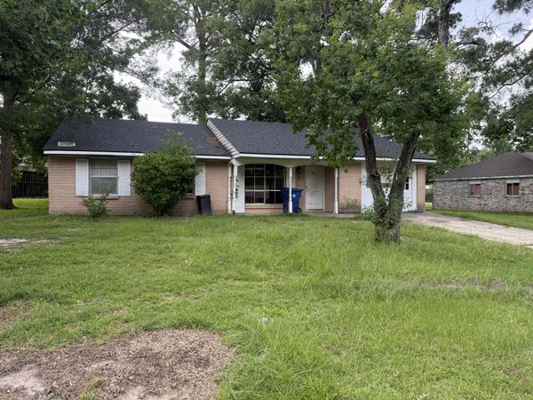 2047 Columbus , Leesville, LA 71446