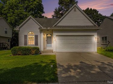 524 Mill Pond Drive , Fenton, MI 48430