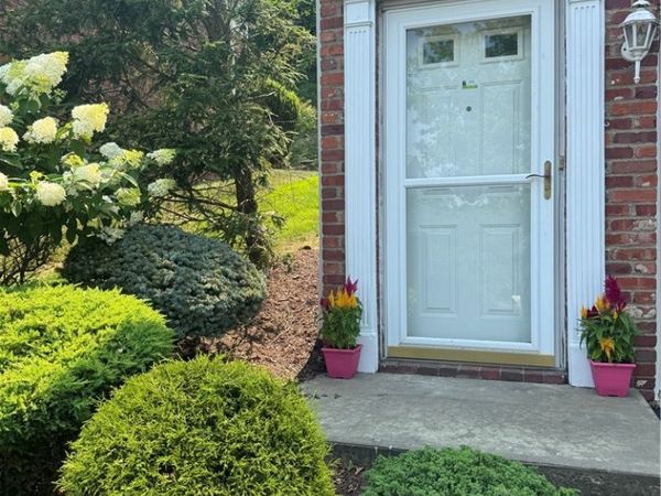 35 Shadow Dr , Pittsburgh, PA 15227