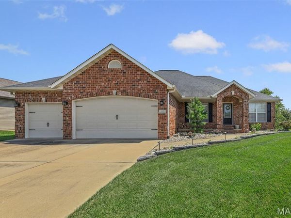 140 Stonebridge Bluff Drive , Maryville, IL 62062