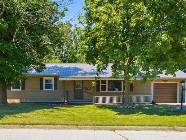 1133 Oakview Dr, Columbus Junction, IA 52738