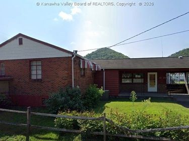 128 Willow Street, East Bank, WV 25067