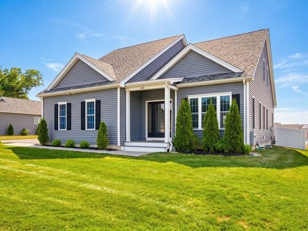 208 Crownshield Ave, Unit 208, Uxbridge, MA 01569