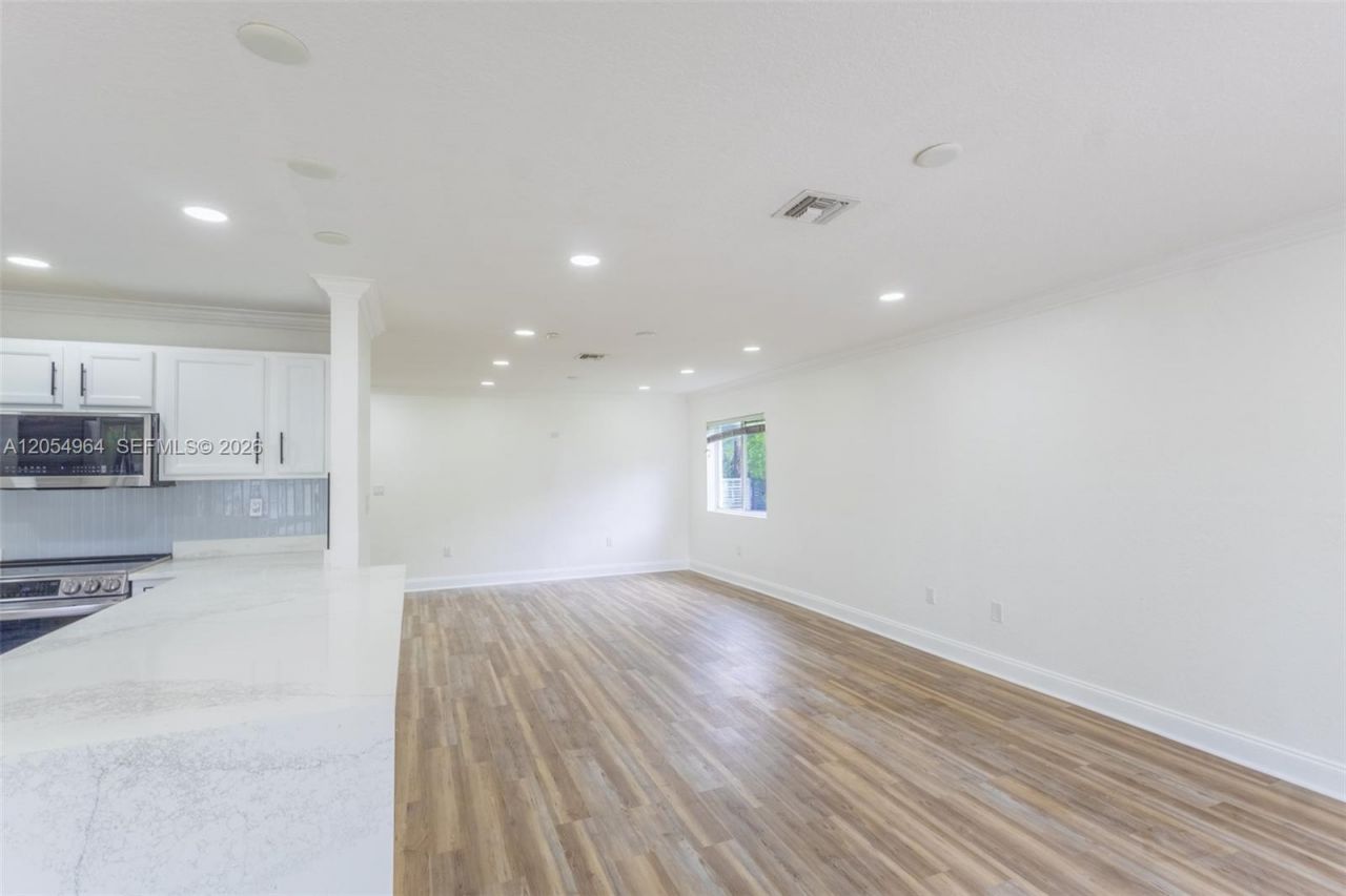 30 NW 159th St , Miami, FL 33169 Photo