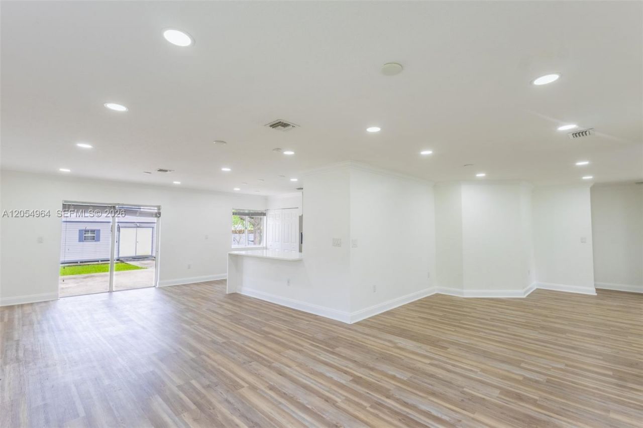 30 NW 159th St , Miami, FL 33169 Photo