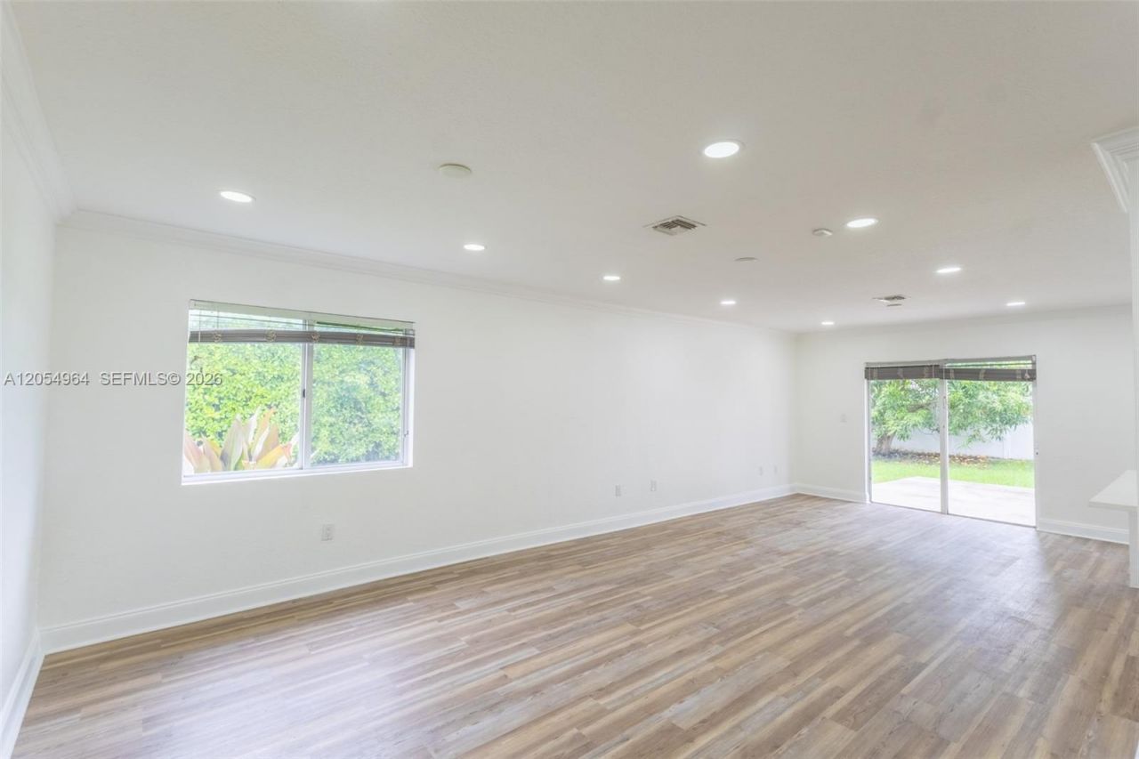 30 NW 159th St , Miami, FL 33169 Photo